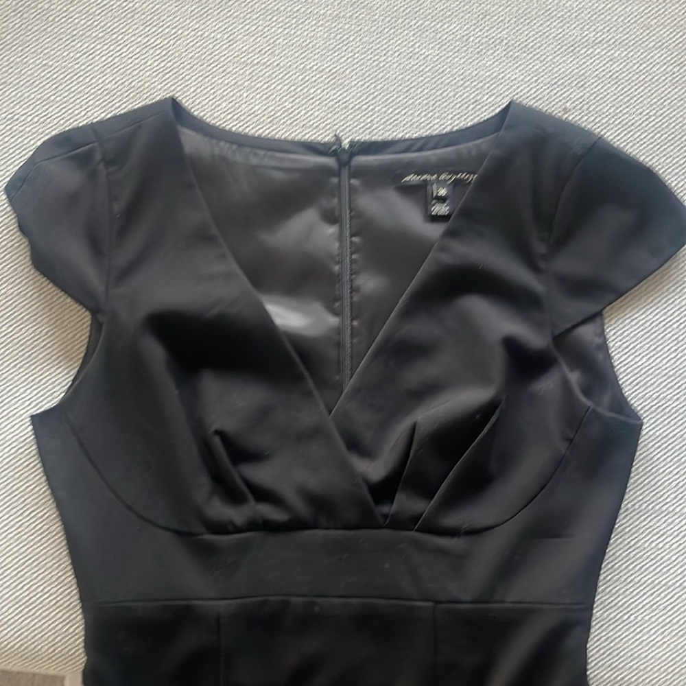 Perfect little black dress. Beautiful seam details at the bust, fitted bottom